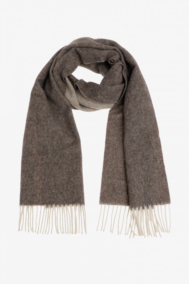 Warm scarf with fringing