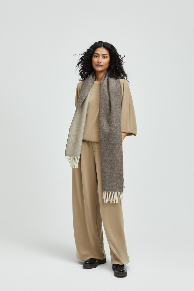Warm scarf with fringing