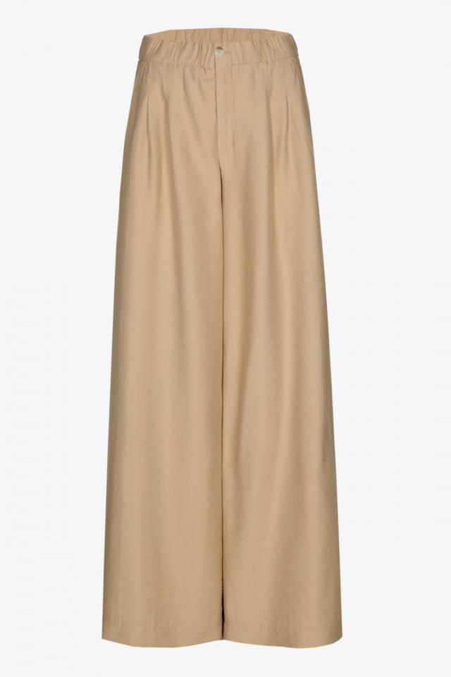Pantalon à jambes larges arborant un pli marqué
