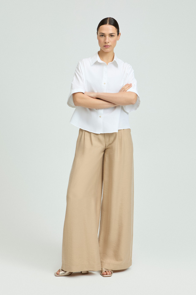 Pantalon à jambes larges arborant un pli marqué