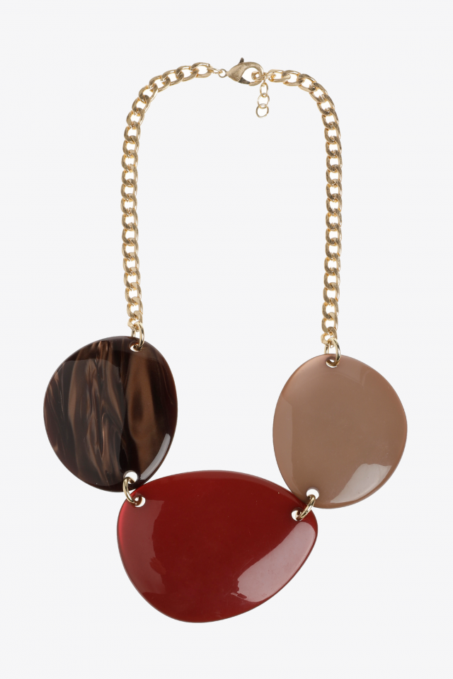 Collier court avec trois pierres
