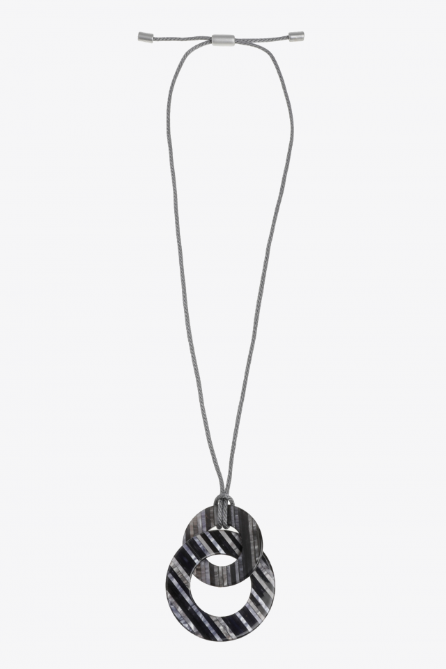 Long collier avec pendentifs ronds