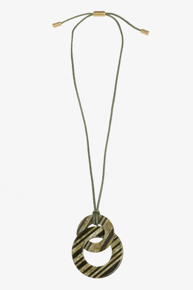 Long collier avec pendentifs ronds