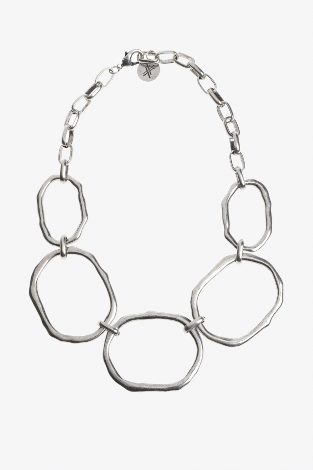 Collier court avec une forme organique