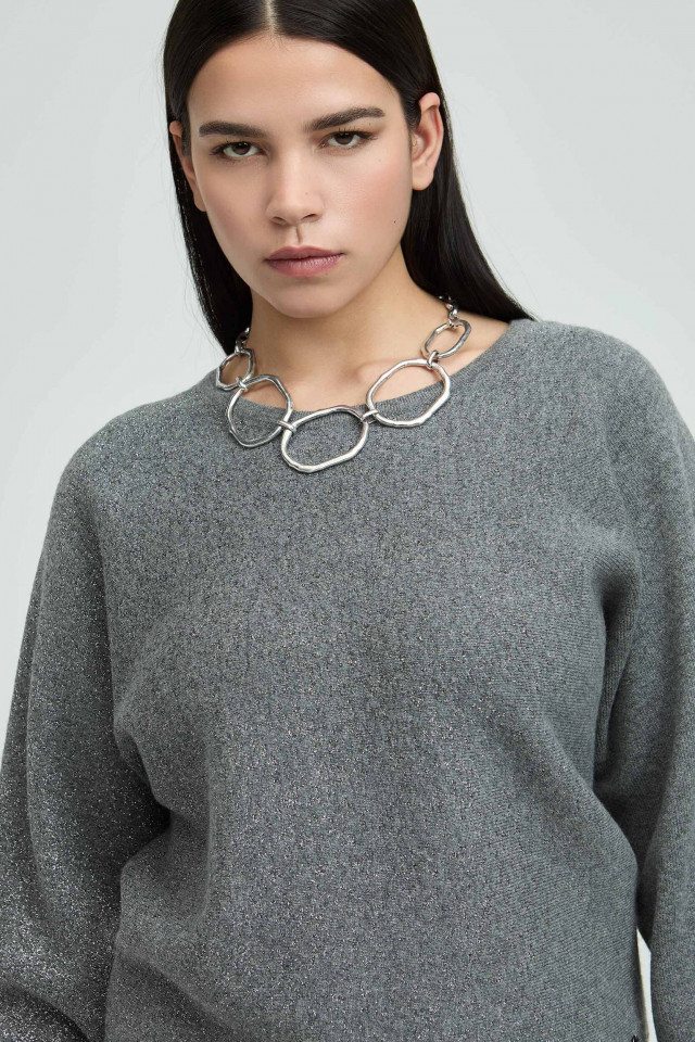 Collier court avec une forme organique