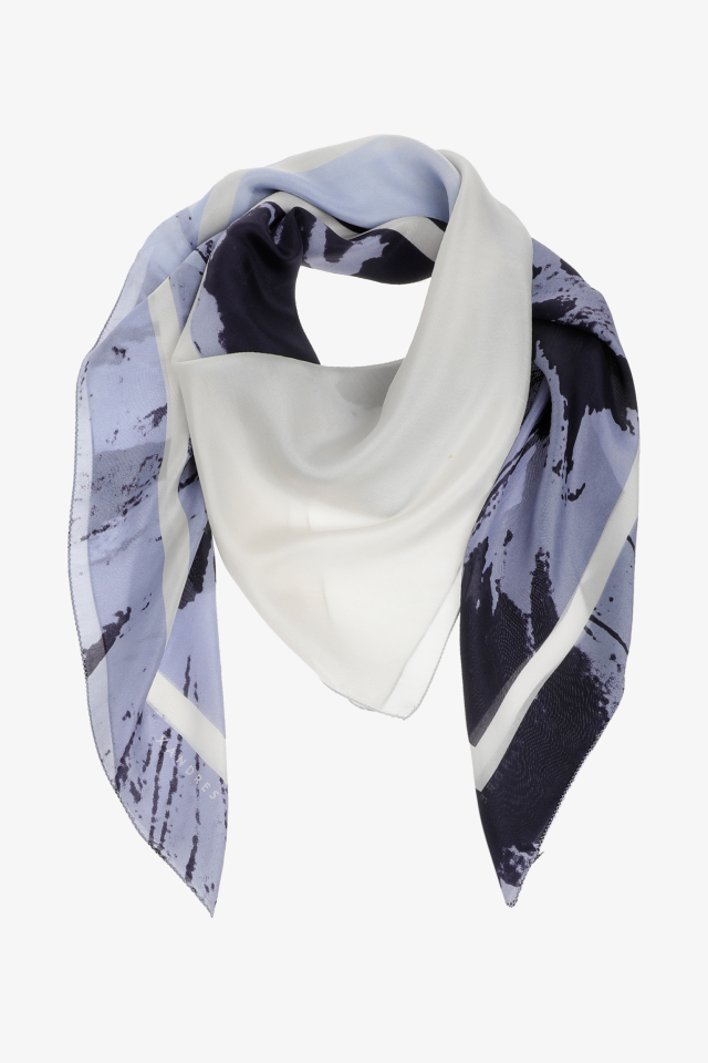 Square scarf with a floral print