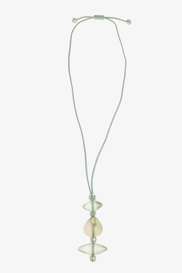 Lange halsketting met harsparels