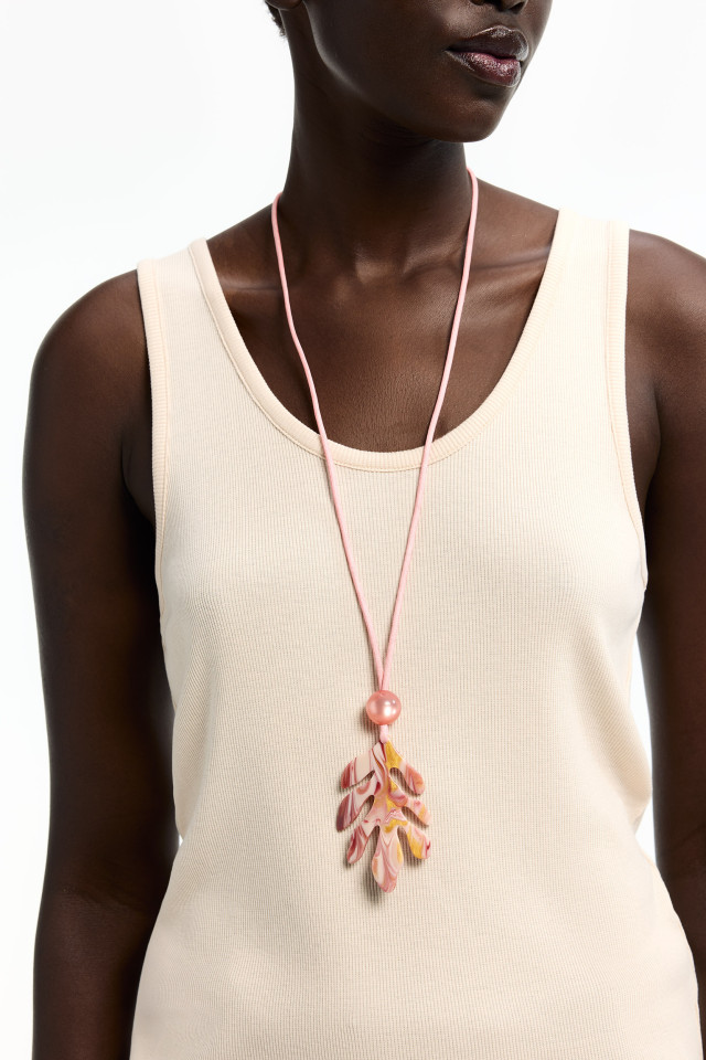 Collier avec pendentif en corail