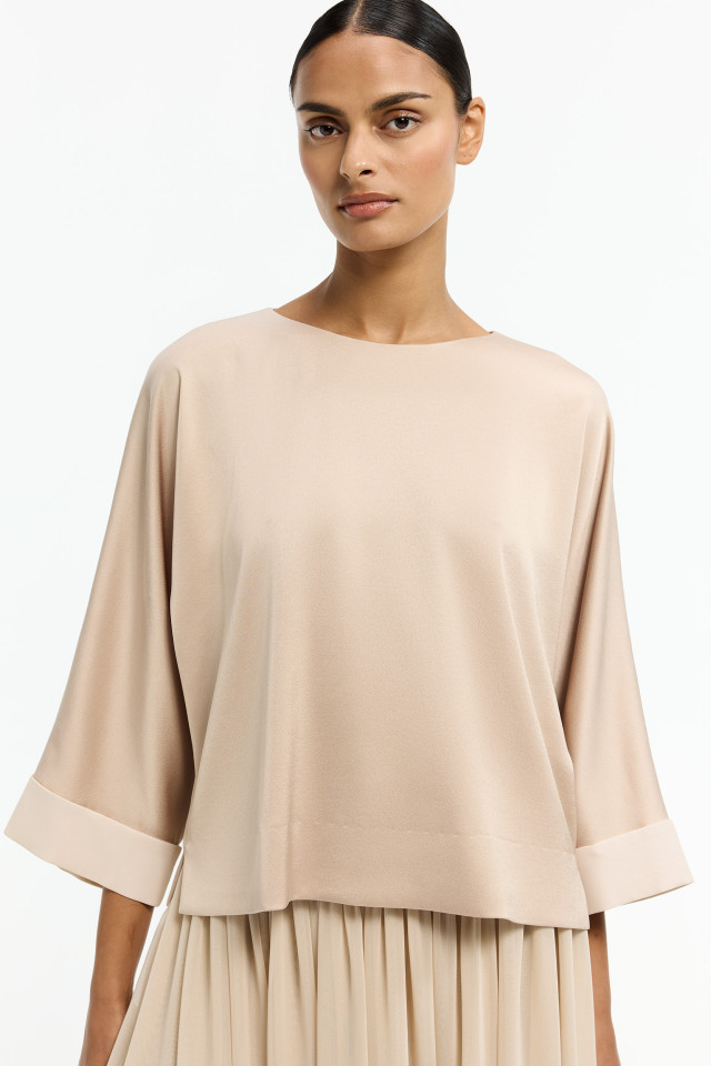 Bluse mit Perlenknöpfen auf der Rückseite