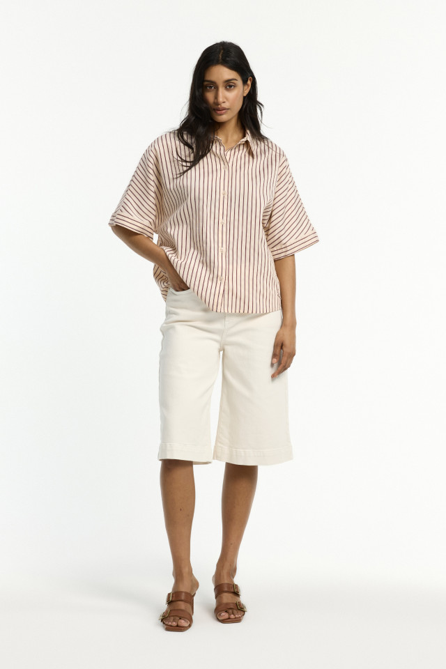 Bermuda mit weitem Bein