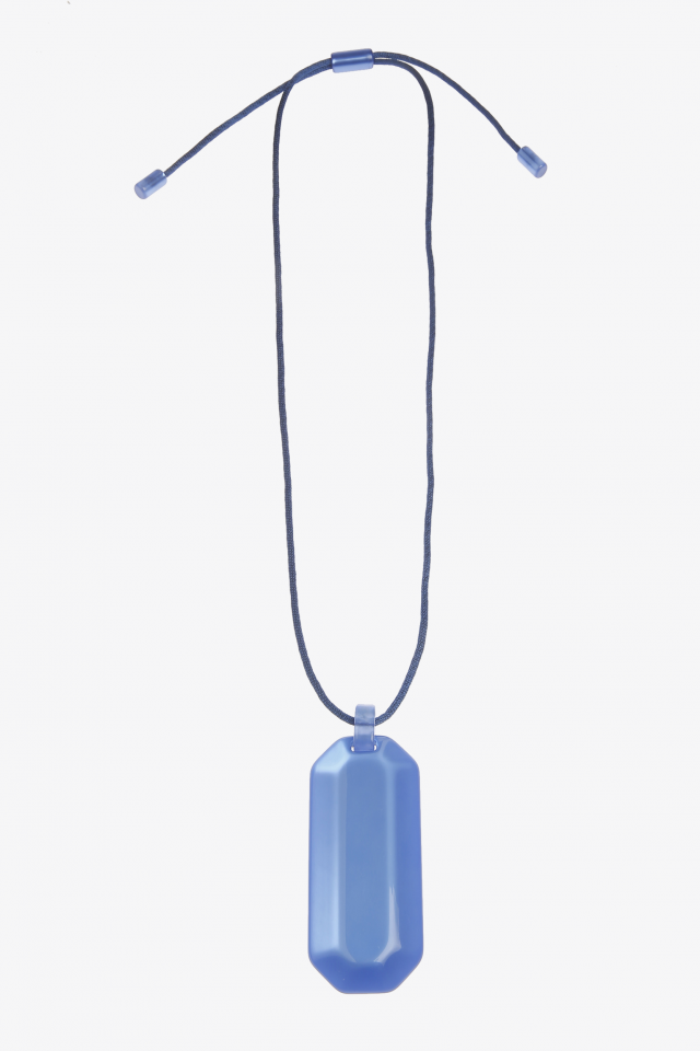 Long collier avec breloque bleue