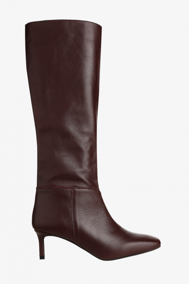 Lange Stiefel mit feinem Absatz