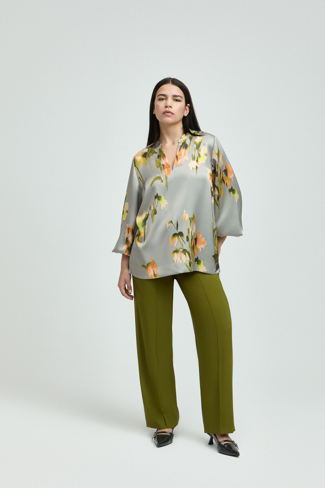Trousers with straight legs 