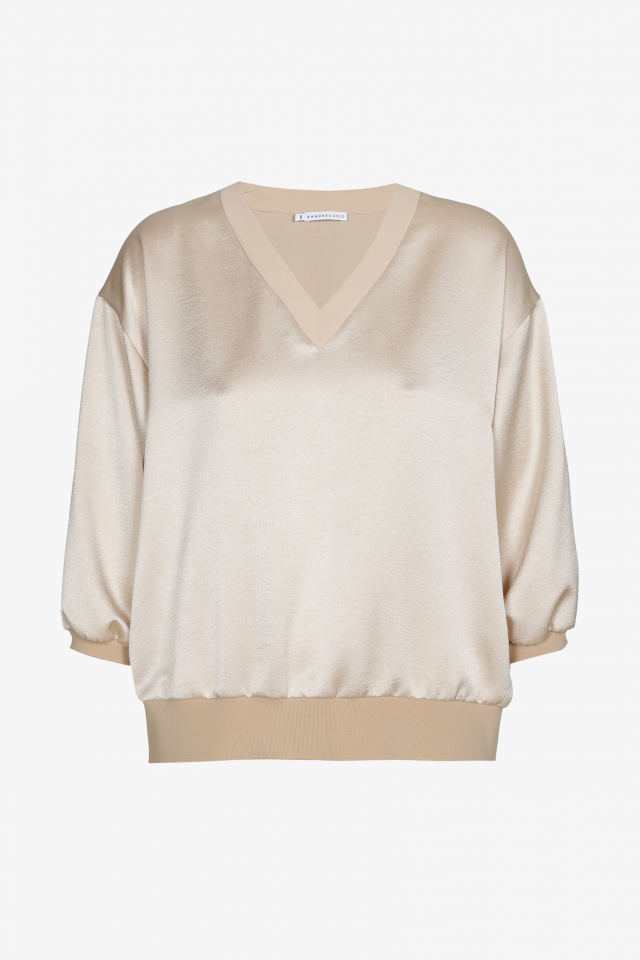 Blouse with long sleeves