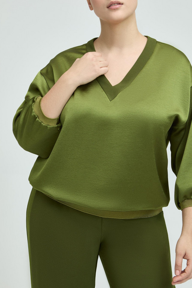 Blouse with long sleeves