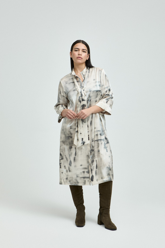 Doorknoopjurk met satijnlook