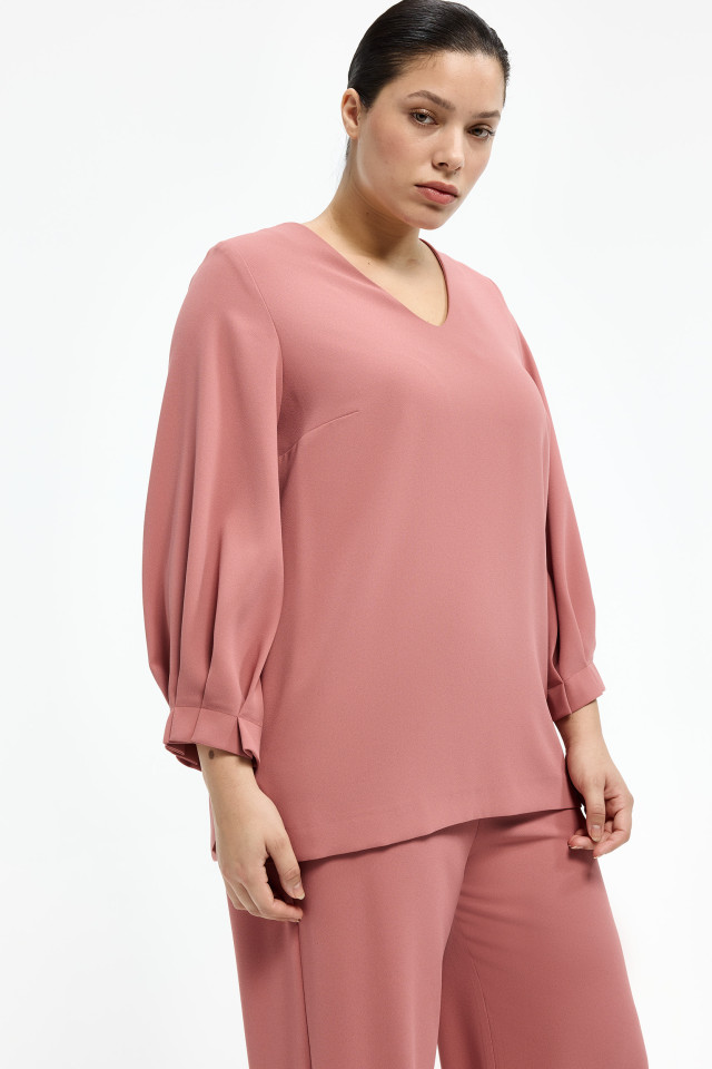 Blouse aux manches ornées d’un pli élégant