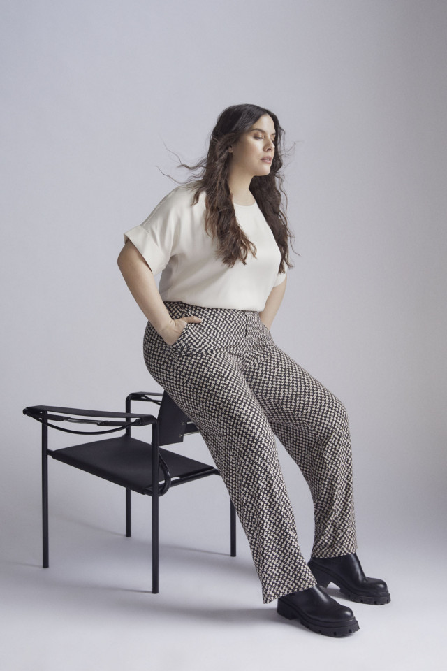 Beige-khaki trousers with houndstooth motif