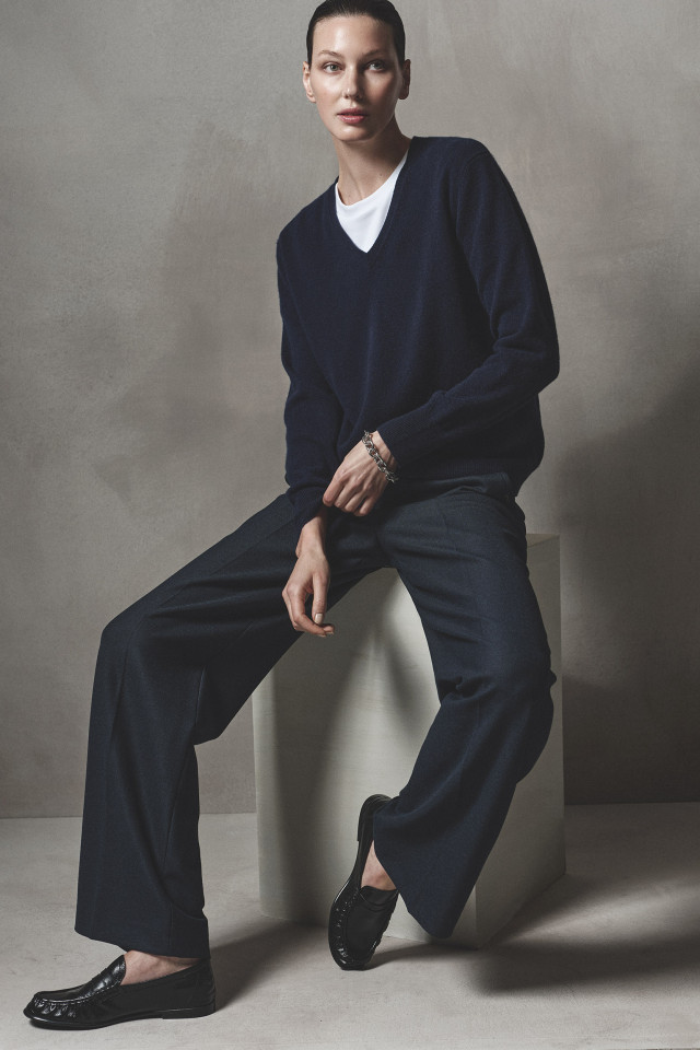 Lookbook: Geklede wijde broek + T-shirt met ronde hals en korte mouwen + Trui van kasjmier