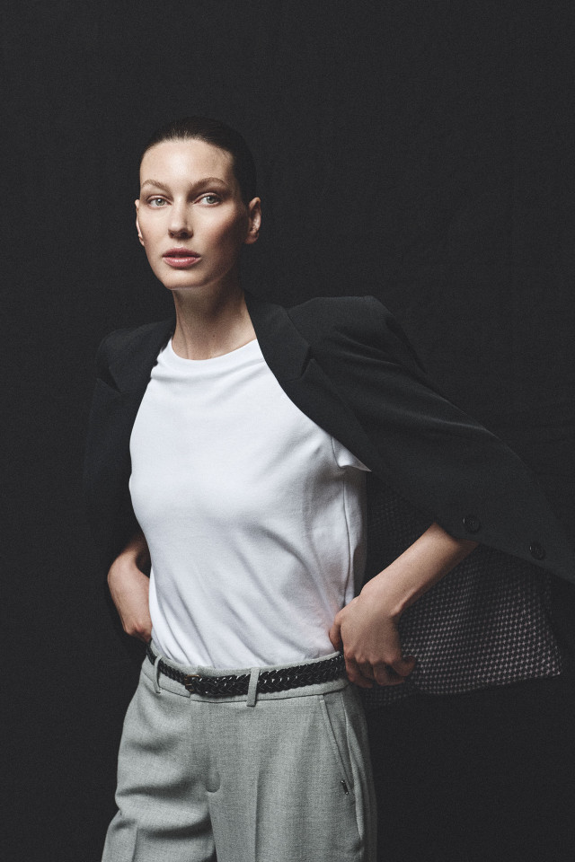 Lookbook: Zwarte getailleerde, kreukvrije blazer + Geklede wijde broek + T-shirt met ronde hals en korte mouwen