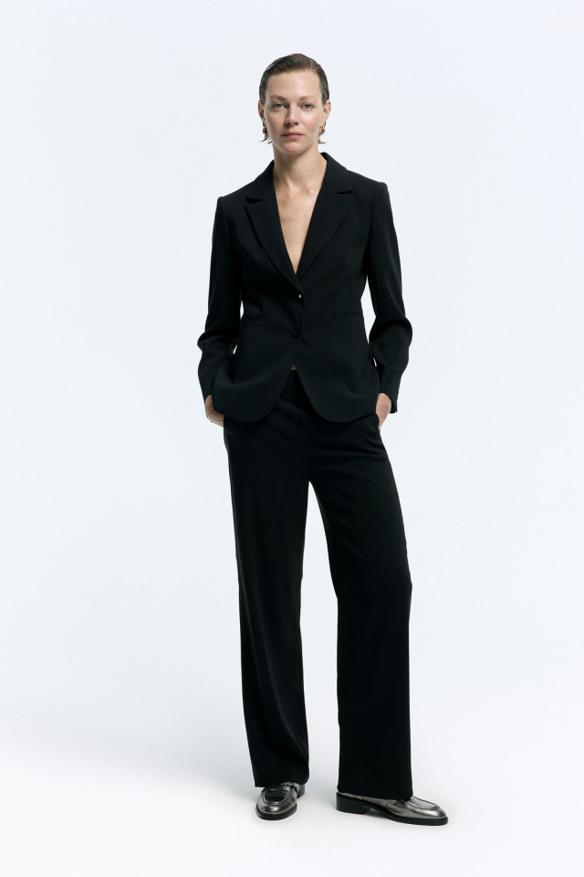 Lookbook: Zwarte getailleerde, kreukvrije blazer + Zwarte losse broek