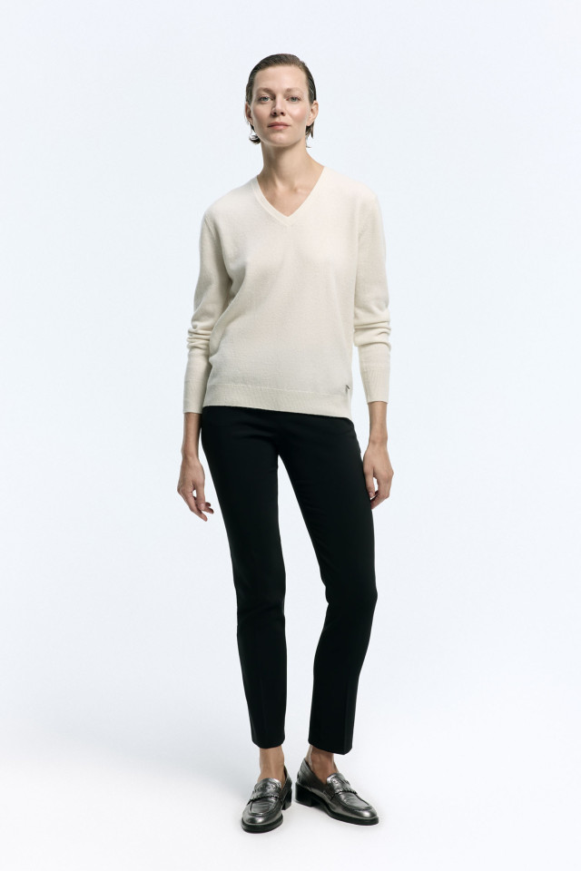 Lookbook: Chino noir infroissable + Écharpe en cachemire + Pull en cachemire