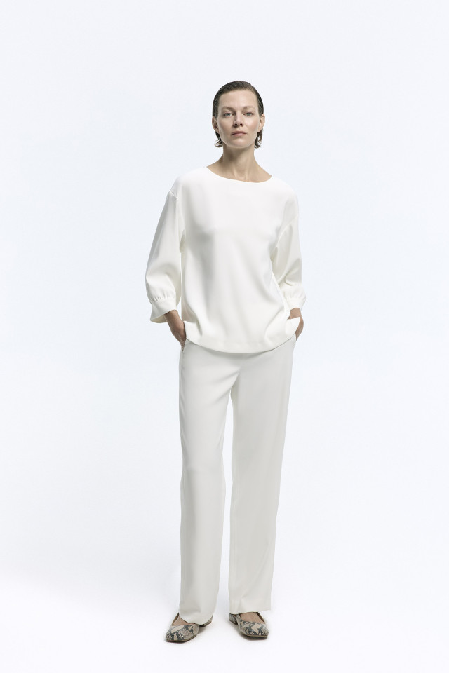 Lookbook: White loose-fitting trousers + Blouse with loose sleeves