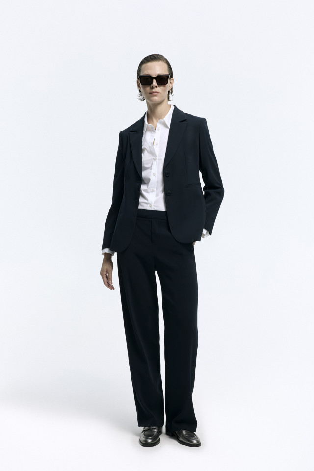 Lookbook: Donkerblauwe getailleerde, kreukvrije blazer + Navyblauwe losse broek + Hemd van organisch katoen