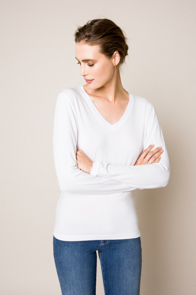 White, long-sleeved T-shirt with a V-neck