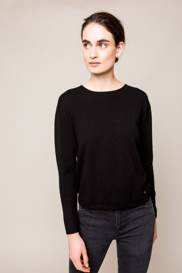 Black cashmere jumper with a round neck