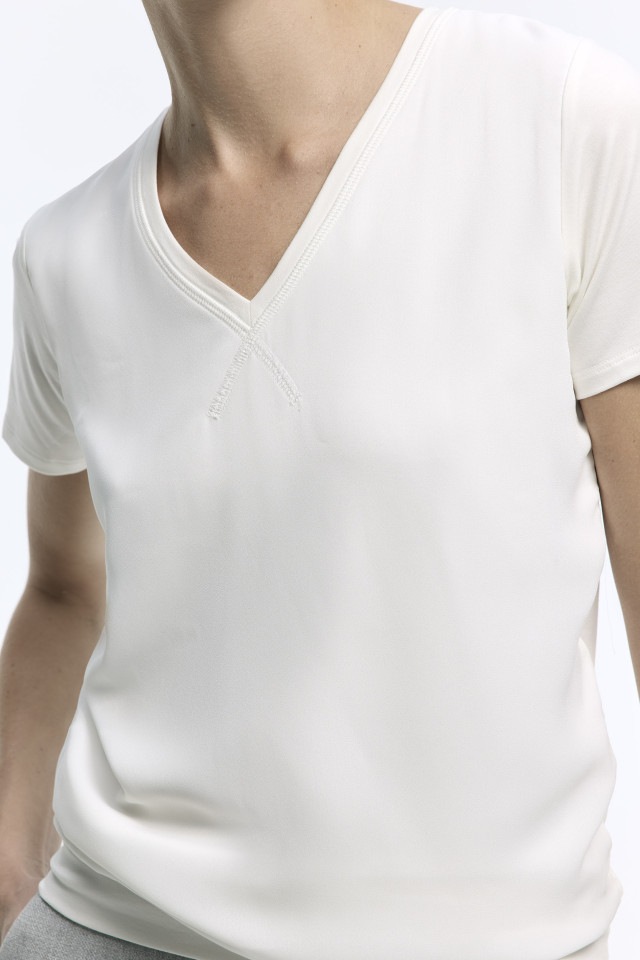 Ecrufarbenes T-Shirt mit V-Ausschnitt