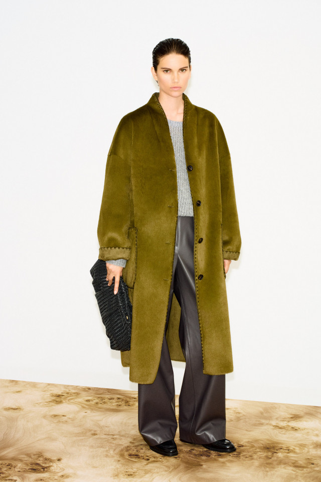 Lookbook: Kunstlederhose + Pullover aus Wolle mit Ajour-Mster + Langer modischer Mantel + Gewebte Clutch
