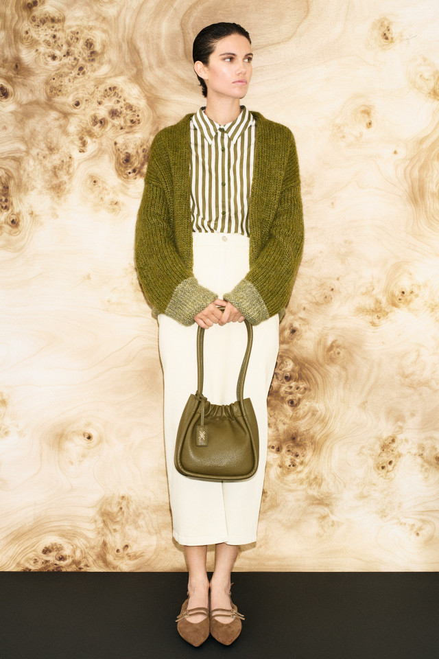 Lookbook: Oversized Hemdbluse + Bomberweste + Langer Jeansrock mit Schlitz  + Stylische Handtasche + Elegante Slingbacks 