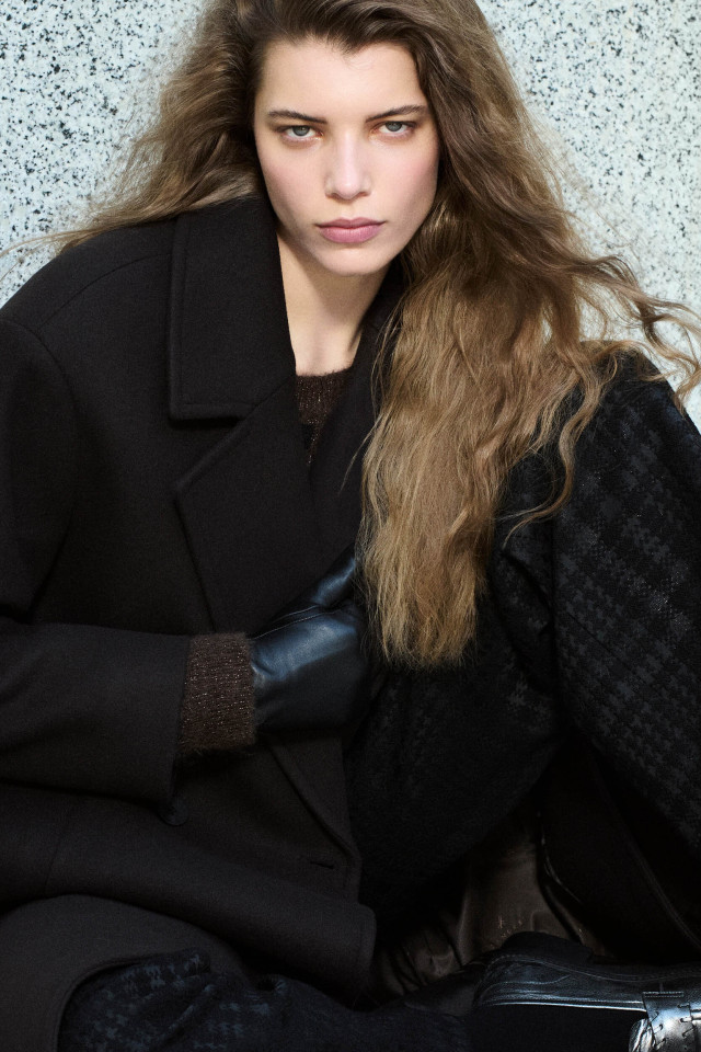 Lookbook: Smart trousers with wide legs + Checked jumper + Stylish loafers + Luxury oversized coat 