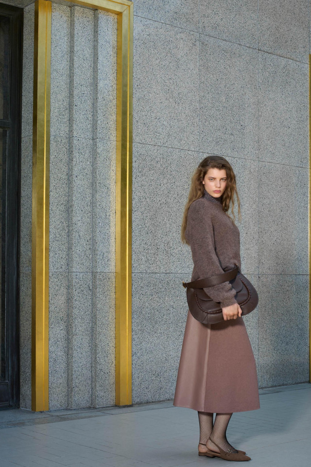 Lookbook: Losse wollen pull  + Lurex t-shirt met opstaande kraag + Stijlvolle handtas + Elegante slingback  + A-lijn rok in 2 stoffen