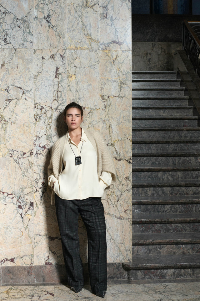 Lookbook: Smart trousers with wide legs + Shirt blouse with buttons + Loose-knit cardigan with lurex + Woven clutch bag + Slingbacks with kitten heel + Long necklace with striking pendant