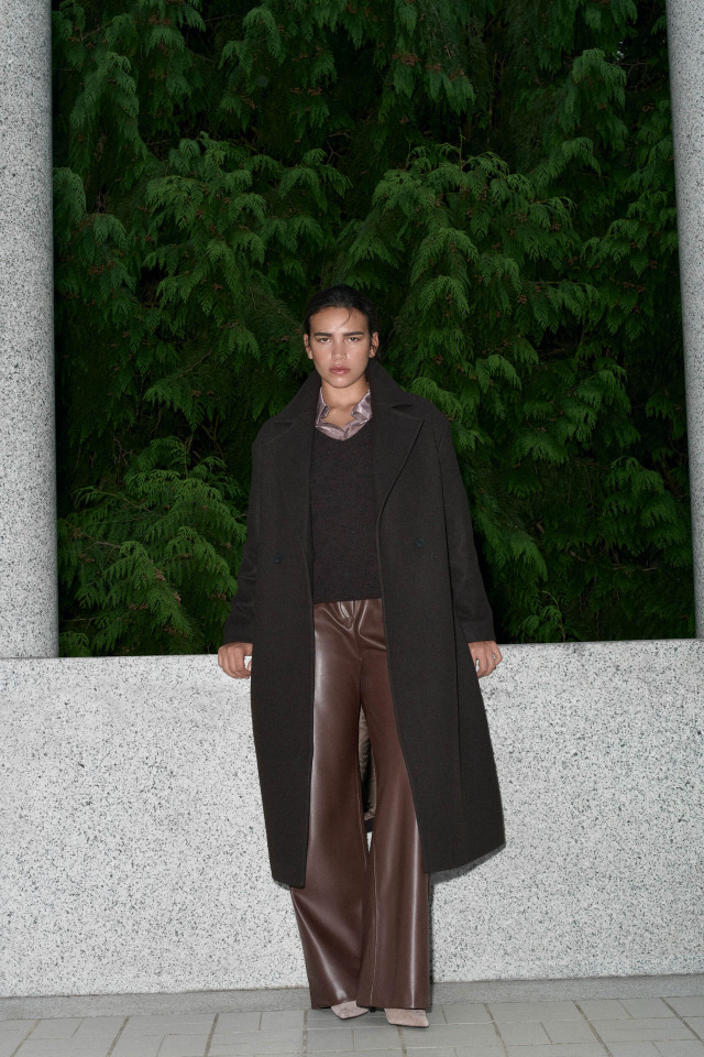 Lookbook: Soepele broek uit faux leather + Hemdblouse met fijne studs + Losse pul met V-hals + Luxe oversized mantel 