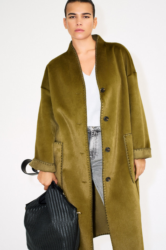 Lookbook: Pullover mit V-Ausschnitt + Langer modischer Mantel + Shopper aus Gewebe + Jeans mit Nieten