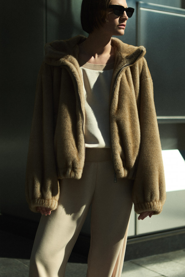 Lookbook: Blouse met korte mouwen + Bomber jasje met kap + Shiny broek 