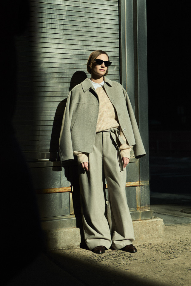 Lookbook: Zachte broek met wijde pijpen + Lange hemdblouse + Wollen trui met ajoursteek + Oversized jasje met hemdkraag