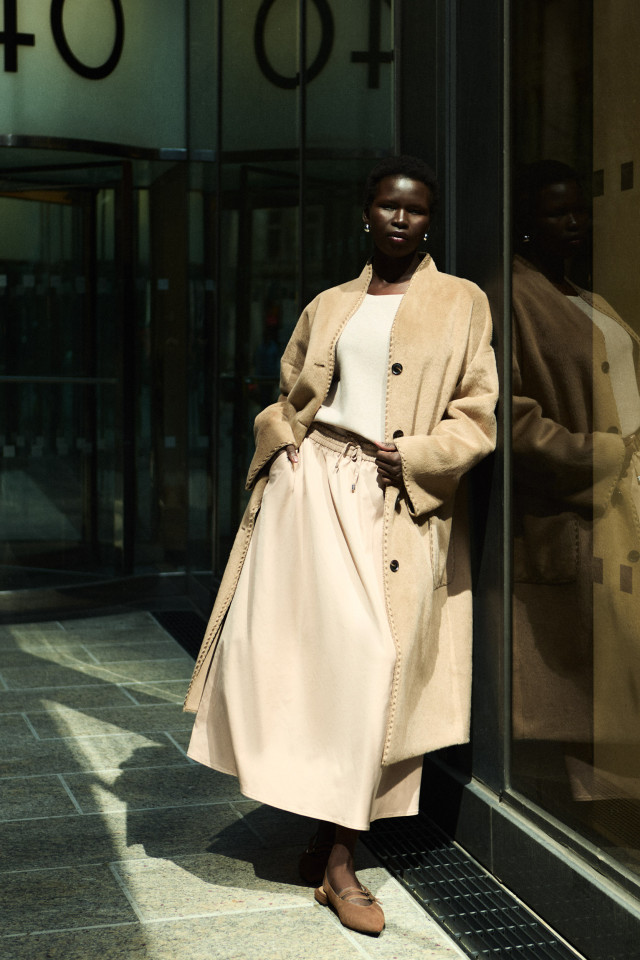 Lookbook: Losse A-lijn rok  + Sweater in milano brei + Lange modieuze mantel + Elegante slingback 