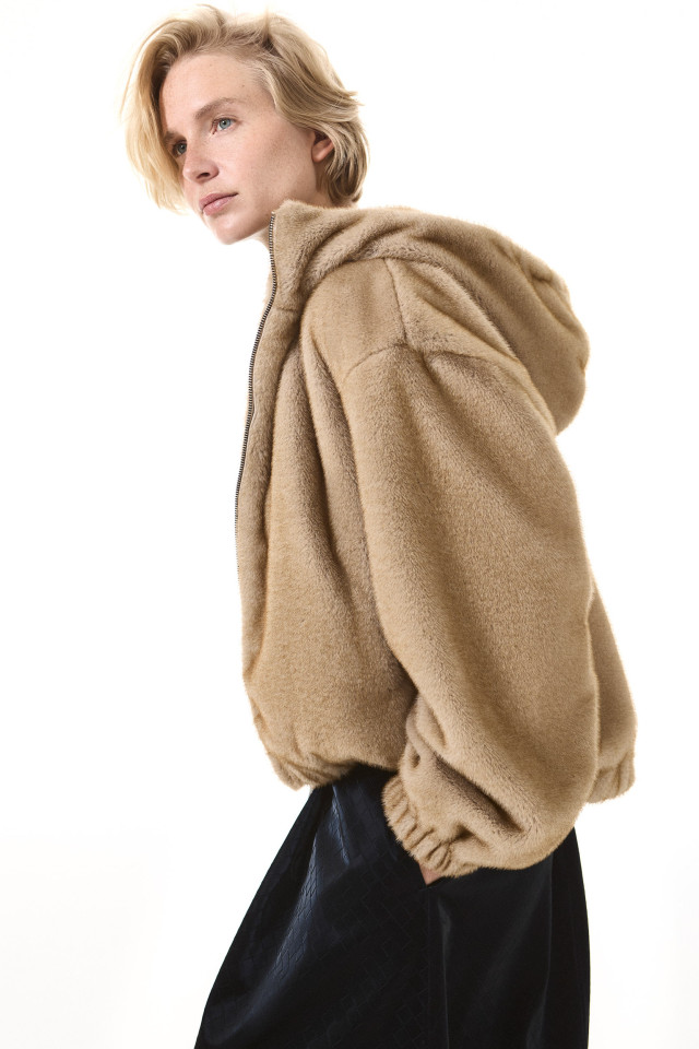 Lookbook: Jupe ample avec ligne A  + T-shirt en lurex à encolure ronde + Veste bomber à capuche