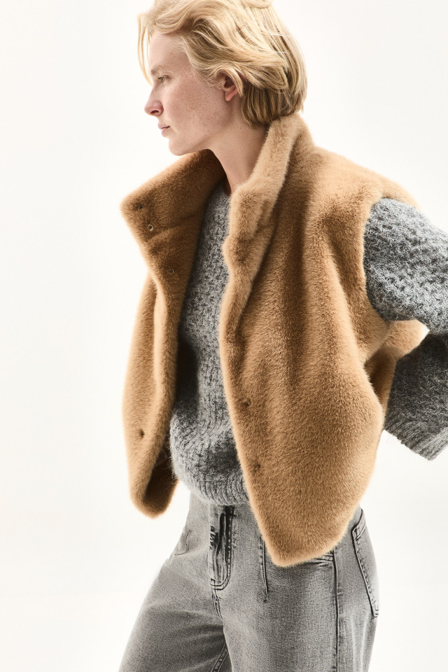 Lookbook: Gebreide pull met ronde hals  + Jeans met wijde pijpen + Bomber bodywarmer 