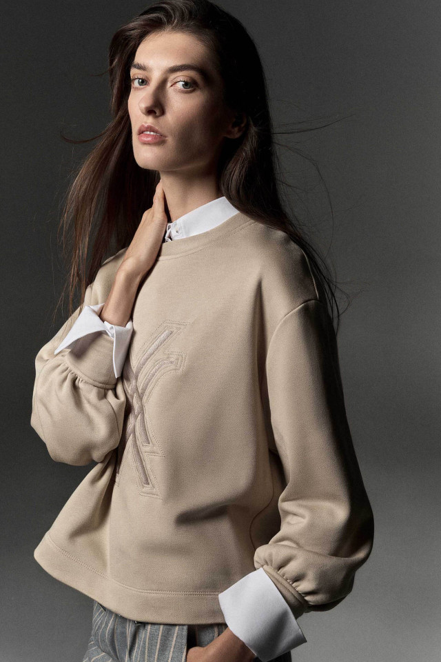 Lookbook: Blouse in organisch katoen + Zachte branded sweater + Stijlvolle loafers + Gestreepte broek met wijde pijpen