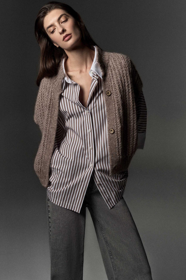 Lookbook: Contrasterende hemdblouse + Gebreid vest met knopen + Jeans met wijde pijpen + Stijlvolle loafers