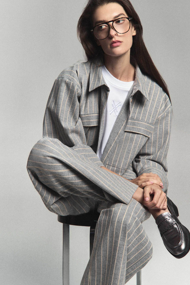 Lookbook: Overhemd met strepen + Branded T-shirt in organisch katoen + Stijlvolle loafers + Gestreepte broek met wijde pijpen