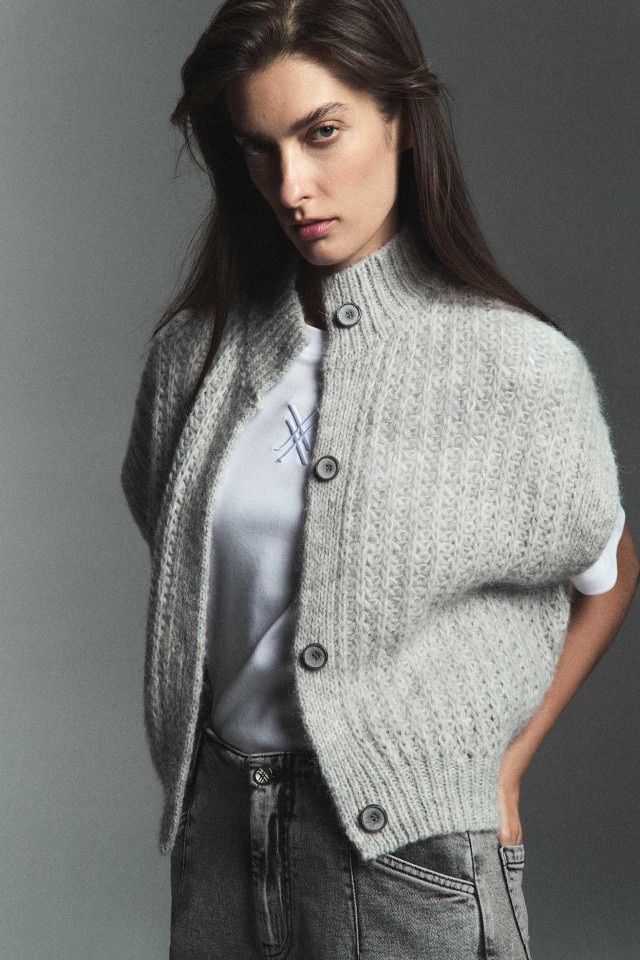 Lookbook: Gebreid vest met knopen + Branded T-shirt in organisch katoen + Jeans met wijde pijpen