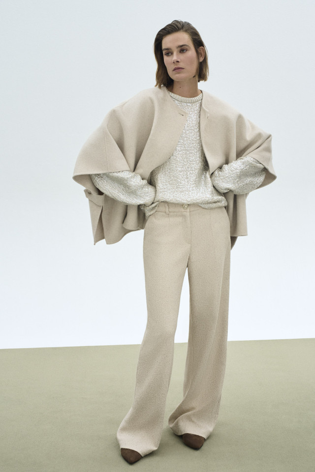 Lookbook: Elegante Hose aus Bouclé-Stoff + Pullover mit glänzender Beschichtung  + Elegante Slingbacks  + Cape aus doppelseitigem Stoff