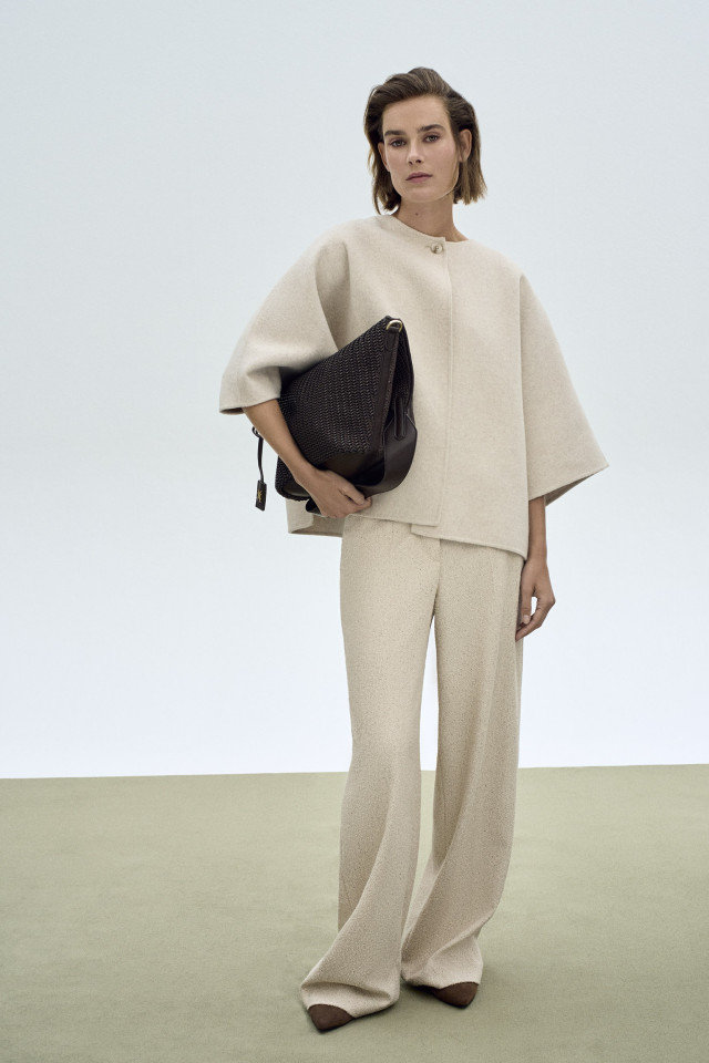 Lookbook: Elegante Hose aus Bouclé-Stoff + Shopper aus Gewebe + Elegante Slingbacks  + Cape aus doppelseitigem Stoff