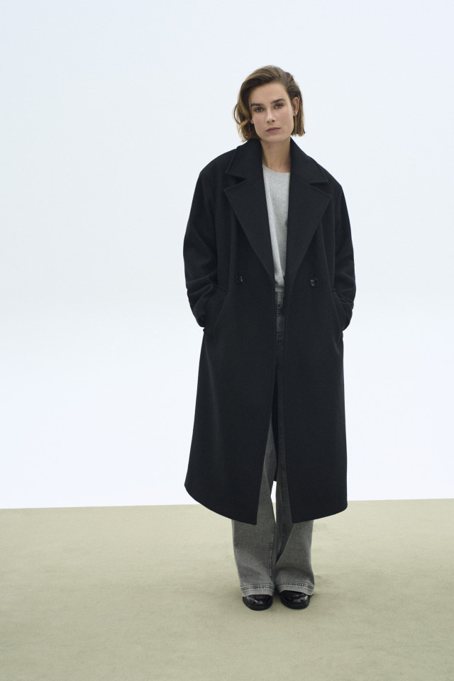 Lookbook: Sweater in milano brei + Jeans met wijde pijpen + Stijlvolle loafers + Luxe oversized mantel 